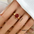 Dettaglio dell'ovale in smalto rosso da 12,8 mm su anello vintage in titanio oro da 2,5 g - Design Ovale Rosso Vintage (278)