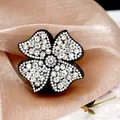 Eleganter Vierblatt-Blumenhaarklammer mit schwarzer Basis und Kristallen auf Seide - Weiß
