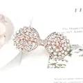 Elegante roségouden haarklem met een sprankelend ontwerp van strass-strikjes - Schulprandvorm / Sint-jakobsschelp Wit