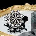Vintage bloemen haarklem met heldere en AB-kristallen op gouden gespiegeld dienblad - Wit