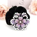 Coletero de terciopelo negro con una flor grande de brillantes diamantes morados - Morado