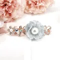Pinza para el pelo con flor de encaje azul claro con perlas y pedrería en oro - Floral Verde Frijol