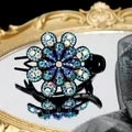 Blauwe kristallen bloem haarclip met vintage strass steentjes op spiegelende achtergrond - Blauw