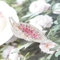 Roze kristallen haarklem in bladvorm met gouden afwerking en elegante strass - Bladvorm / Red Leaf