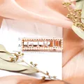 Roségoldene Haarspange mit funkelnden GIRL-Buchstaben aus Strass und Perlenrand - Mädchen