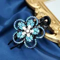 Pinza per capelli a fiore con strass blu e cristalli su base in resina nera lucida - Blu