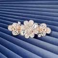 Elegante pasador hortensia en oro rosa con flores brillantes de cristales y pedrería - Blanco