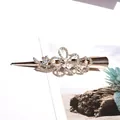 Pinza dorada con brillantes diamantes de imitación blancos y perlas elegantes de flores - Blanco
