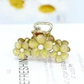 Elegante pinza per capelli a fiore dorato con petali gialli e perle bianche - Giallo
