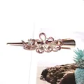 Elegante pinza de pico de pato dorada con cristales morados, perlas y diseño floral - Morado