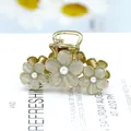 Pinza per capelli a fiori dorati con petali smaltati color crema e perle eleganti - Bianco Sporco