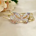 Pince à cheveux papillon dorée avec strass colorés sur fond de soie élégante - Multicolore (Aléatoire)