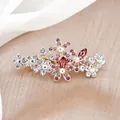 Fermaglio floreale in oro rosa con cristalli rosa e rossi su sfondo di seta fine - Floreale Cristallo Rosso