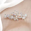 Barrette florale élégante avec cristaux blancs et perles sur un tissu en soie champagne - Floral Cristal Blanc
