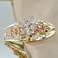 Funkelnde goldene Blumenhaarklammer mit bunten Strasssteinen und sicherem Halt Design - Weiß