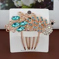 Elegante pettine per capelli a pavone dorato con strass blu su cartoncino bianco - Blu