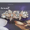 Barrette à ressort florale avec cristaux étincelants et strass en finition or rose - Fleur d'Étoile Blanche