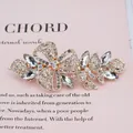 Barrette à fleurs en cristal étincelant avec strass marquise sur pince dorée chic - Papillon Blanc