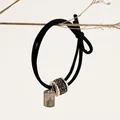 Elastico per capelli nero con cilindro di strass e targhetta in metallo dorato - Ruota della Fortuna - Nero