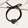 Elastico per capelli a cuore con strass grigi e medaglietta ID in oro rosa su ramo - Cuore Scintillante - Nero