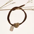 Élastique tressé marron avec pendentif cœur en strass et plaque d'identité en métal - Cœur Étincelant - Café