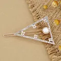 Pasador triangular de oro rosa con brillantes diamantes de imitación, flores y una perla - Triángulo