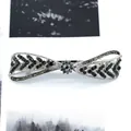 Barrette à ressort en argent avec strass fumés et un design de nœud floral central - Série Bi'an Noir