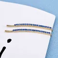 Set di due fermagli dorati con strass blu scuro su cartoncino bianco per capelli - Diritto Blu (Base Oro Rosa)