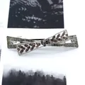 Pince à cheveux nœud argentée avec strass gris foncé et rose violet pour femmes - Série Chunxie Rouge
