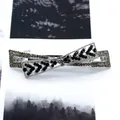 Barrette à cheveux nœud argentée avec strass gris foncé et bleus sur socle métal - Série Chunxie Bleu