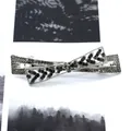 Barrette géométrique argentée avec strass gris foncé sur une carte artistique chic - Série Chunxie Noir