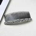 Elegante pettine per capelli nero con perle bianche opache e cristalli su fondo bianco - Bianco