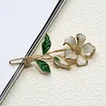 Elegante fermaglio per capelli a fiore con petali crema e base dorata retrò - Fermaglio Rana Camelia