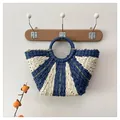 Detalle del bolso tote tejido con rayas azules y beige y un sutil hilo dorado - Talla única / Azul