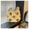 Dettaglio della borsa a mano in corda di cotone con vivaci motivi di girasoli gialli - Colorato