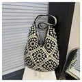 Detalle del bolso hobo de ganchillo blanco y negro con patrones clásicos granny square - Bloque de Color Negro y Blanco(5975849251397) / Negro