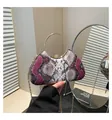 Pochette viola motivo serpente con manico tondo dorato e tracolla a catena in metallo - Viola