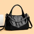 Borsa tote nera minimalista con dettaglio catena argento e tracolla regolabile - Nero