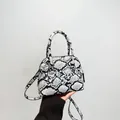 Elegante Muscheltasche mit schwarz-weißem Schlangenmuster und verstellbarem Riemen - Schlangenmuster Weiß