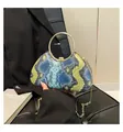 Borsa con stampa a serpente blu e gialla, manico ad anello oro e catena metallica - Blu