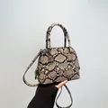 Beige Handtasche mit Schlangenmuster, zwei Griffen und Schultergurt im modernen Stil - Schlangenhaut Khaki