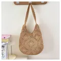 Borsa a spalla in crochet color kaki fatta a mano con motivi floreali e stile hobo - Cachi