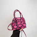 Rosch-schwarze Handtasche mit Schlangenmuster, Muschelform und abnehmbarem Gurt - Schlangenmuster Rosarot