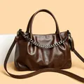 Borsa tote marrone scuro testurizzata con catena argento e tracolla regolabile chic - Marrone Scuro