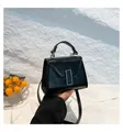 Minimalistische schwarze Lackleder-Umhängetasche mit Schnalle und Tragegriff - Schwarz