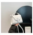 Minimalistische weiße trapezförmige Umhängetasche mit V-Klappe und Griff für Damen - Weiß