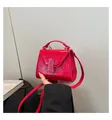 Rote Mini-Umhängetasche aus Lackleder mit Silber-Schnalle und kurzem Griff - Rot