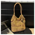 Dettaglio della borsa tote bohémien in maglia traforata con nappe e decorazioni - Taglia unica / Cachi