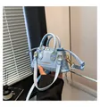 Hellblaue Beuteltasche mit Schlangenhaut-Prägung, Goldbeschlägen und Tragegriff - Einheitsgröße / Blau