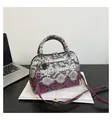 Bolso Boston de mujer en imitación piel de serpiente morado y gris con logo de metal - Morado